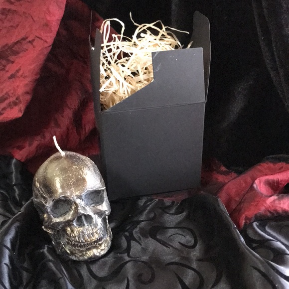Skull candle grey wax with a gold leaf finish. Goth decor Halloween candle skull - Picture 6 of 7